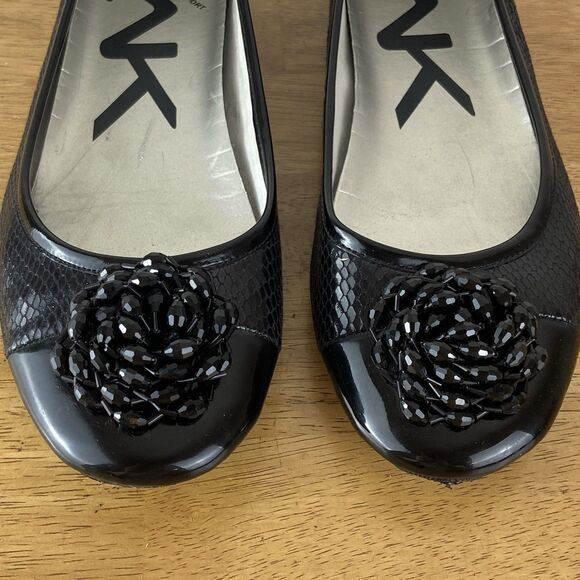 Ann Klein Sport Women’s Black Patent  Dress Flats Flower Size 8.5M - Picture 2 of 8
